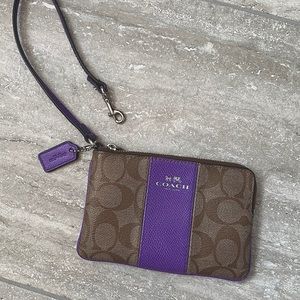 [RARE] COACH Corner Zip Wristlet in Signature Can.